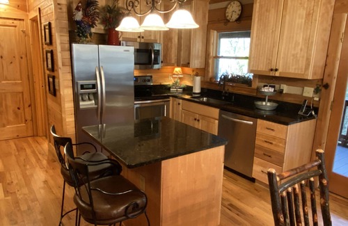 Blowing Rock Cabin | ☆Luxury Log Cabin☆3K/1Q/4 Full-bunks☆Fireplace☆Firepit☆4TVs☆Jacuzzi☆Foosball☆