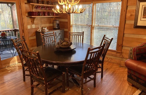 Blowing Rock Cabin | ☆Luxury Log Cabin☆3K/1Q/4 Full-bunks☆Fireplace☆Firepit☆4TVs☆Jacuzzi☆Foosball☆