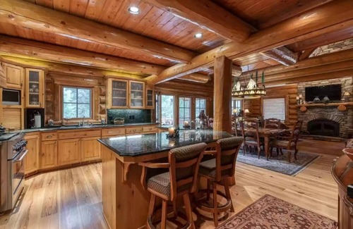 Bass Lake Cabin | Luxury Log Cabin Bass Lake, Air Conditioning, backup generator, no cleaning fees