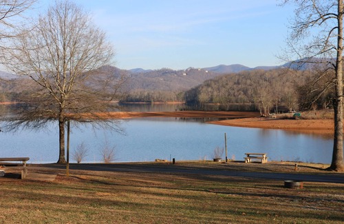 Hayesville Cabin | Luxury Log Cabin Hideaway Near Lake Chatuge w/ 2 Master Suites
