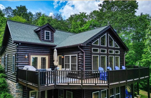 Hayesville Cabin | Luxury Log Cabin Hideaway Near Lake Chatuge w/ 2 Master Suites