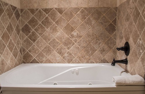 Stanley Hills Condo | Luxury log-cabin-style condo private outdoor hot tub, and wraparound deck!