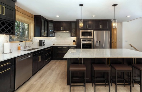 Laurel Ridge Cabin | Luxury log cabin with mountain & lake views - hot tub, mini-pickleball, and more