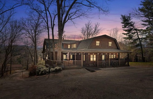 Weaverville Cabin | Luxury Log Cabin w/Hot Tub, Fire Pit & Horses!