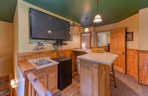 Mineral House | Luxury log home with incredible views. Check out our video to see inside & out.