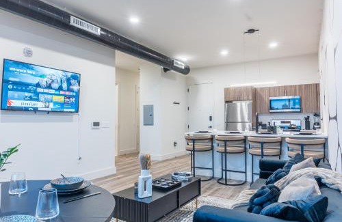 East Orange Apartment | Luxury Lookout with NYC view, 2BR plus Free Parking, Sleeps 8, 20 Percent Off