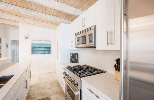Los Angeles County House | Luxury Malibu Road Oceanfront Townhouse PRIVATE BEACH