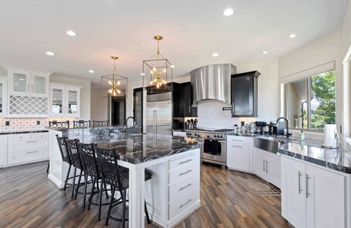 Draper House | Luxury Mansion *Sleeps 20 *Pool *SportCrt *Theater
