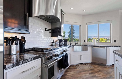 Draper House | Luxury Mansion *Sleeps 20 *Pool *SportCrt *Theater