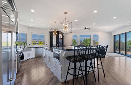 Draper House | Luxury Mansion *Sleeps 20 *Pool *SportCrt *Theater