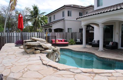 Tamiami House | Luxury mansion with pool jacuzzi BBQ for ultimate scape