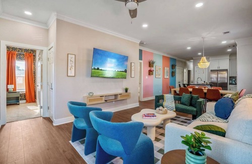 Southeast Houston House | Luxury MedCtr Museum NRG Oasis with Pool Soccer Golf and Private Grounds