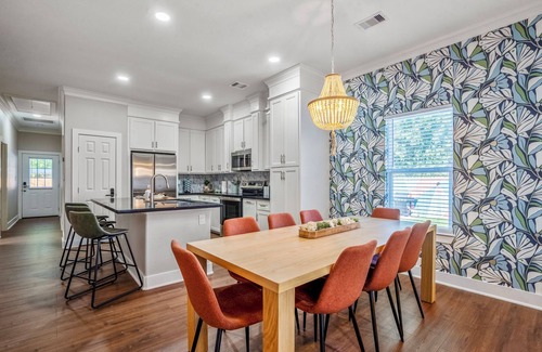 Southeast Houston House | Luxury MedCtr Museum NRG Oasis with Pool Soccer Golf and Private Grounds