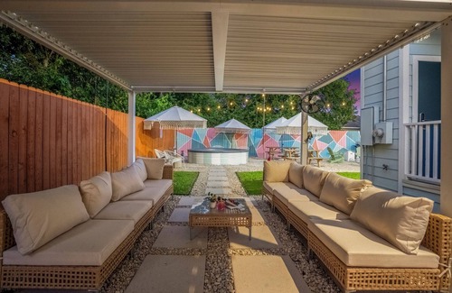 Southeast Houston House | Luxury MedCtr Museum NRG Oasis with Pool Soccer Golf and Private Grounds