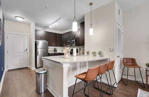 North Hyde Park Apartment | Luxury Meets Comfort | Pool, Gym + FREE Parking!