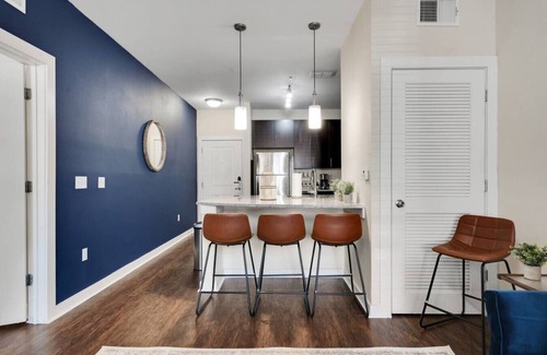 North Hyde Park Apartment | Luxury Meets Comfort | Pool, Gym + FREE Parking!