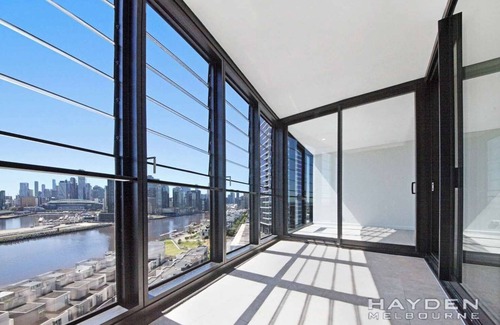 Docklands Apartment | Luxury Melbourne River Suite with Private Bath & Views
