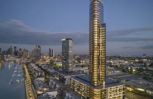 Docklands Apartment | Luxury Melbourne River Suite with Private Bath & Views