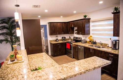 Ives Estates Villa | Luxury Miami Villa/Near 2 Beaches/9Bds/Heated POOL/BBQ/Firepit/Games/Minigolf