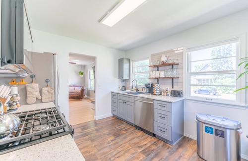 Powderhorn House | Luxury Minneapolis 3BR House with Hot Tub!