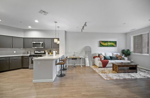 Redwood City Condo | Luxury/Modern 1B1B Condo in Menlo Park with Free Parking, 24-hour Gym, Pool
