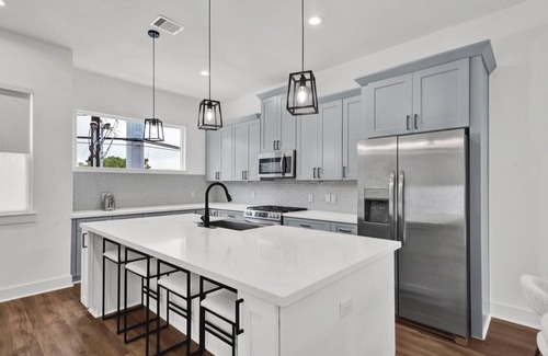 North Houston House | Luxury Modern 2BR + Office & Garage in Gated Estate 15 Mins to Galleria