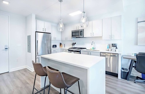 Downtown Apartment | Luxury Modern Apt with Pool