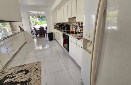 Woodland Hills House | Luxury Modern best Prime Location Retreat PRIVATE POOL HOME Jacuzzi SPA 4 BDR