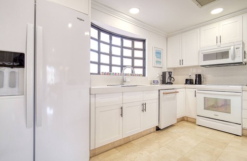 Los Cabos Condo | Luxury Modern Decor! * Lands End from Balcony! Medano Beachfront!