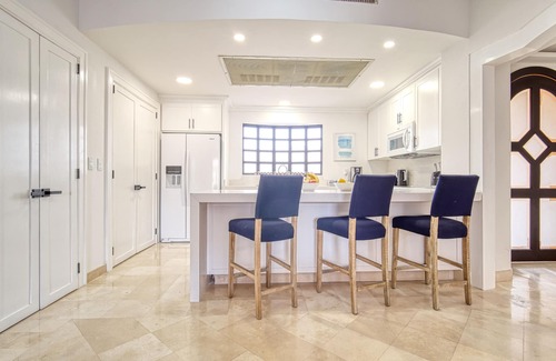 Los Cabos Condo | Luxury Modern Decor! * Lands End from Balcony! Medano Beachfront!