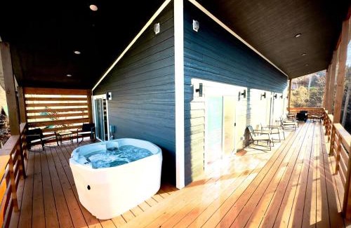 Gatlinburg House | Luxury Modern Gatlinburg Cabin Hot Tub and Sauna