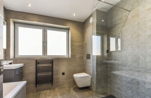 Hayling Island House | Luxury Modern Home with Sea Views - Sleeps 8