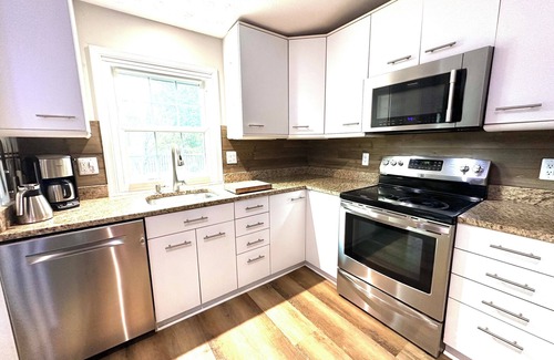 Herndon House | Luxury Modern Herndon Retreat w/Hot Tub – Minutes from Dulles & Reston.