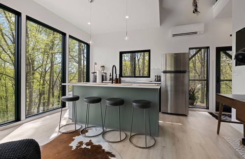 Alexander House | Luxury, Modern Treehouses- River Views & Farmstay Experience