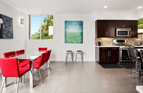Westfield House | Luxury, Monthly 2/2.5 Home in Tarrytown blocks from Deep Eddy with King, Car