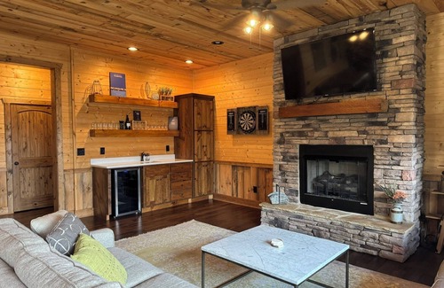 Aska House | Luxury Mountain Escape on Aska ~ NEW Hot Tub, Game Room & Spectacular Views!