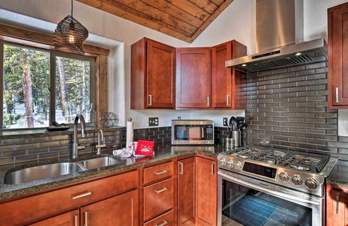 Valley of the Sun Cabin | Luxury Mountain Getaway in Fairplay w/Deck!