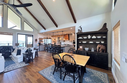 Maynardville House | Luxury Mountain & Lakeside Retreat with Hot Tub