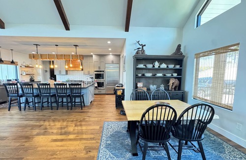 Maynardville Other | Luxury Mountain & Norris Lake Chateau w/Chef's Kitchen, Spa, Kayaks, & Sunset
