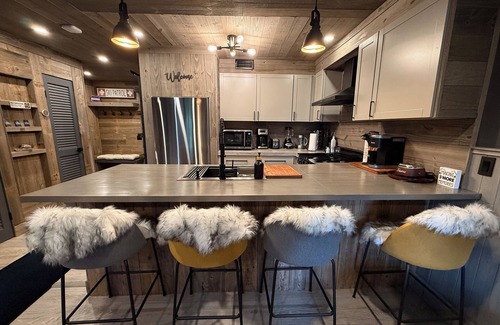 Vernon Condo | Luxury Mountain Retreat.Minutes from ski slopes,Water Park,Resort & scenic hikes