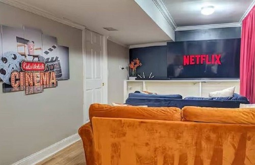 Seminary Hill House | Luxury Movie Theater Home 10 mins to Washington DC