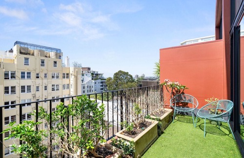 Potts Point Apartment | Luxury New York Sky Pad - with Views + Gym +Sauna