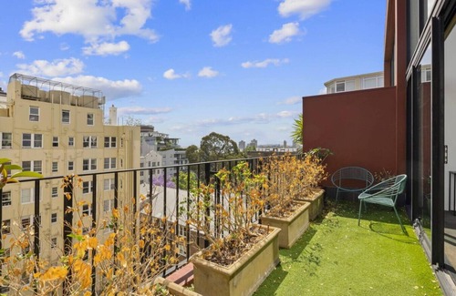 Potts Point Apartment | Luxury New York Sky Pad - with Views + Gym +Sauna