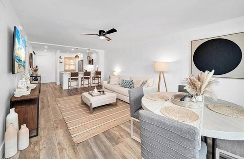 Moorings Condo | Luxury newly renovated, 2 bed/2bath condo in heart of Moorings, Naples-FL