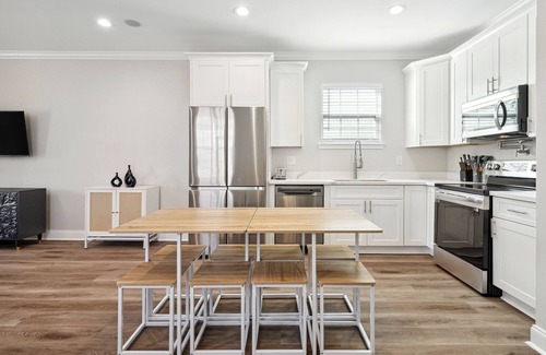Mid-City House | Luxury NOLA Group House w/Parking, Balcony, King suite and 5 en-suite baths