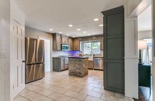 Norman House | Luxury Norman Estate: Pool, 3 Kings, Near OU & 25min to Bricktown. NO BUNKS!