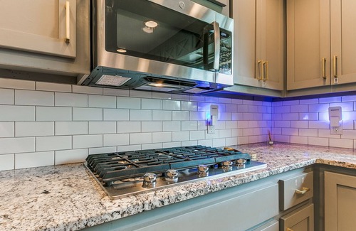 Norman House | Luxury Norman Estate: Pool, 3 Kings, Near OU & 25min to Bricktown. NO BUNKS!