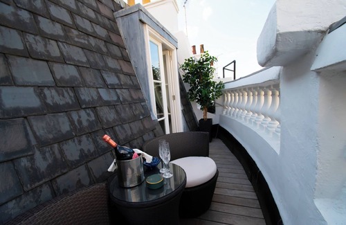 Pembridge Apartment | Luxury Notting Hill Apartment with balcony comfortably stay for 4 people.