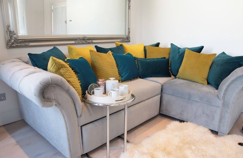 Pembridge Apartment | Luxury Notting Hill Apartment with balcony comfortably stay for 4 people.