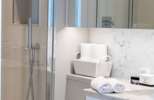 Pembridge Apartment | Luxury Notting Hill Apartment with balcony comfortably stay for 4 people.